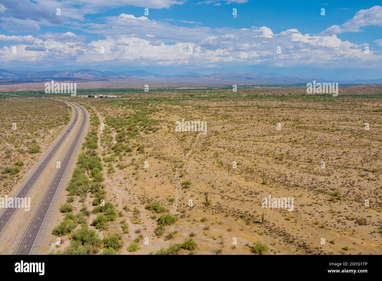 Arizona Desert Landscape Canyon Mountain in saguaro Cactus in der Nähe der Interstate Highway Stockfoto