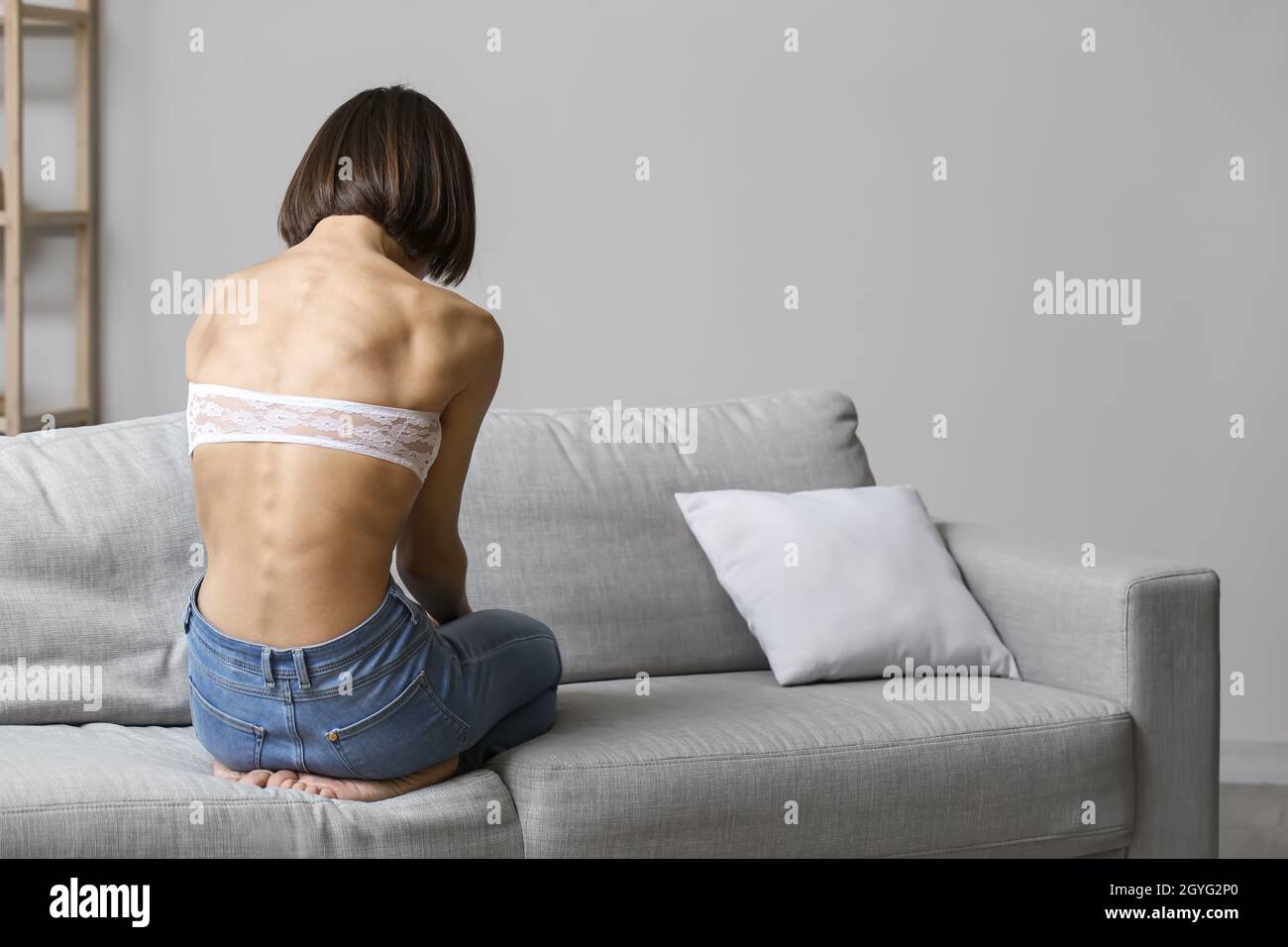 Junge Frau mit Magersucht zu Hause Stockfoto