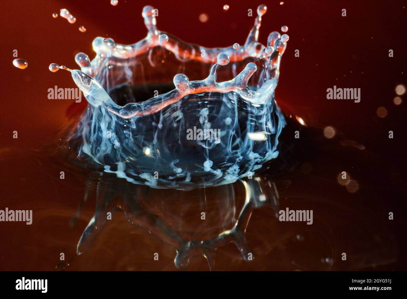 Geisterhaft weißer Ring aus Wasser mit rotem Wasser Hintergrund Stockfoto