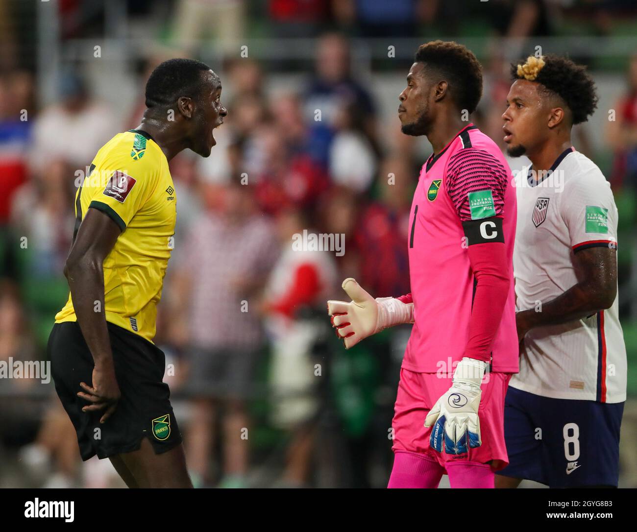 7. Oktober 2021: Jamaika-Verteidiger DAMION LOWE (17) hat ein Wort mit dem US-Mittelfeldspieler WESTON MCKENnie (8), als Jamaika-Torwart ANDRE BLAKE (1) am 7. Oktober 2021 in Austin, Texas, während einer FIFA-WM-Qualifikation zwischen den USA und Jamaika interveniert. USA gewann 2-0 (Foto: © Scott Coleman/ZUMA Press Wire) Stockfoto