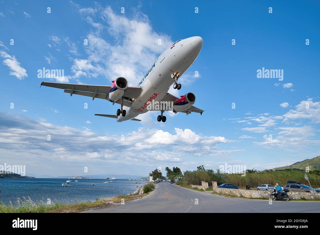 Schwierige Landung und Start am gefährlichen Flughafen Skiathos Stockfoto