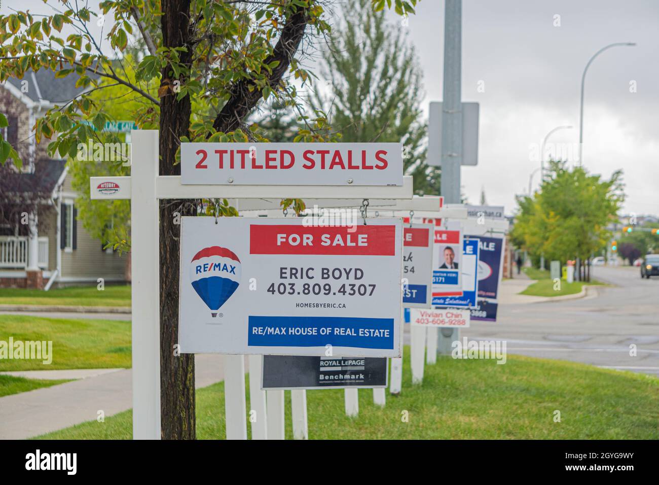 11 September 2020 - Calgary Alberta Kanada - Immobilien zu verkaufen Zeichen auf einer Straße Stockfoto