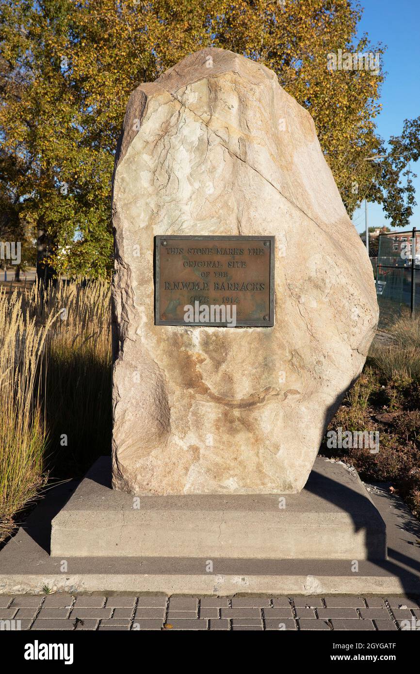 Sandsteinfelsen mit 1917 Gedenktafeln erinnern an den ursprünglichen Standort der 1875 - 1914 Royal North West Mounted Police Outpost-Kaserne in Fort Calgary Stockfoto