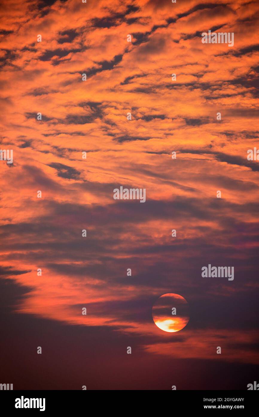 Sonnenuntergang in orangefarbenen Himmel mit Wolken Stockfoto