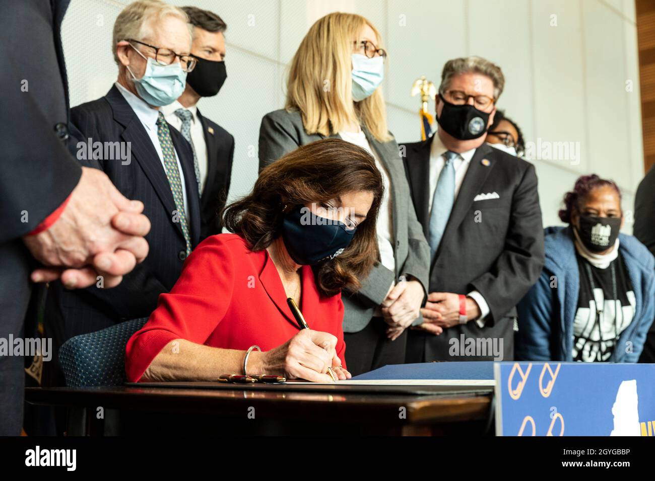 New York, USA. Oktober 2021. Gouverneur Hochul unterzeichnet am 7. Oktober 2021 am John Jay College in New York ein Paket von Gesetzesvorlagen zur Bekämpfung der Opioidkrise mit Aktivisten und gewählten Beamten an ihrer Seite. Die Gesetzesvorlagen zielten darauf ab, drogenbedingte Überdosis-Todesfälle im gesamten Bundesstaat New York zu reduzieren und Suchtkranke zu ermutigen, Hilfe bei ihrer Genesung zu suchen. (Foto von Lev Radin/Sipa USA) Quelle: SIPA USA/Alamy Live News Stockfoto