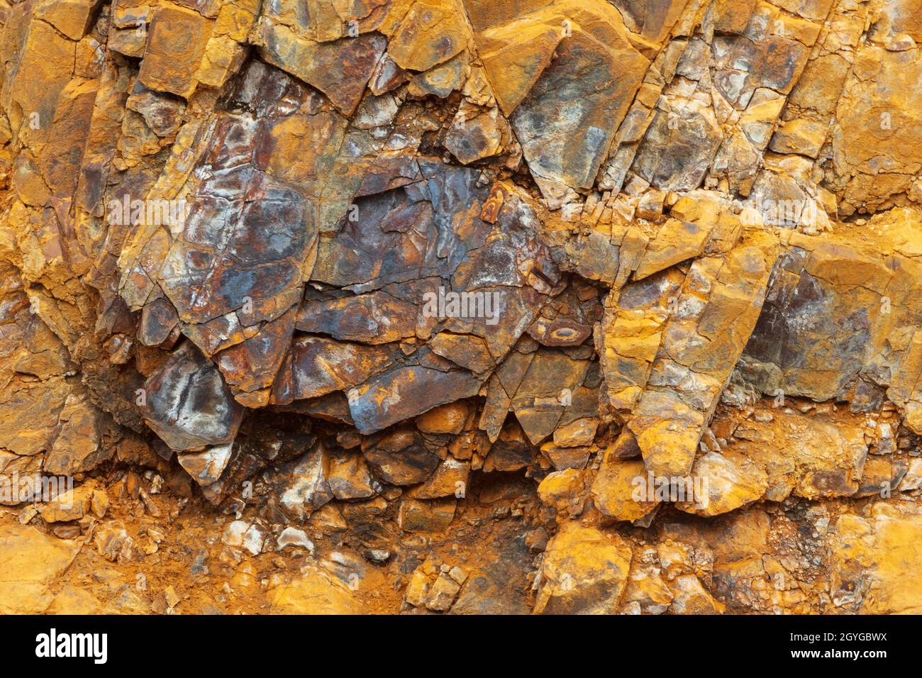 Mehrfarbiger Fels mit hohem Eisengehalt in der Polychrome-Gegend, die das Toklat River Valley - DENALI NATIONAL PARK, ALASKA, ableitet Stockfoto