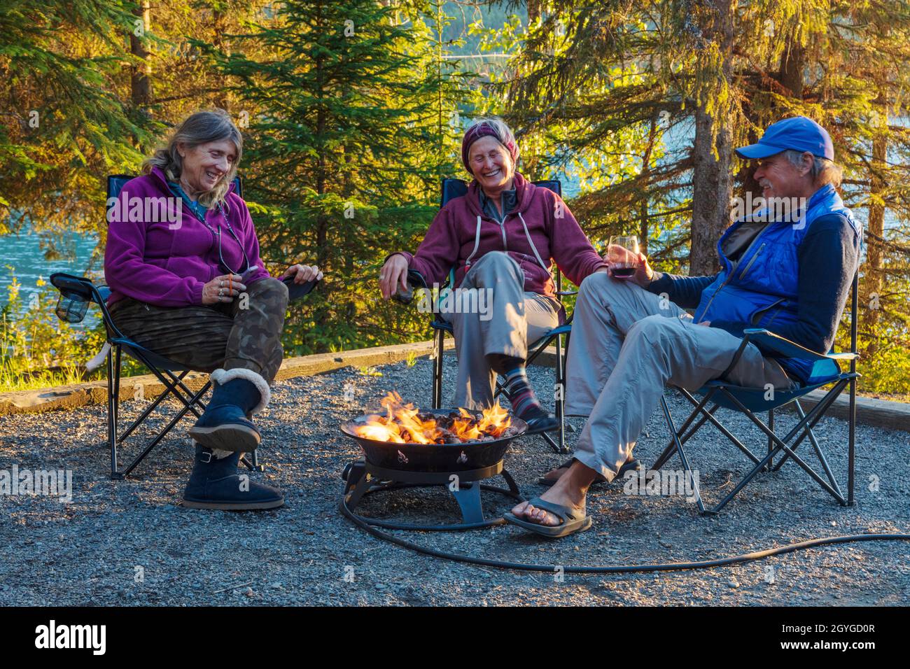 Campimg auf dem Quartz Creek Campingplatz am Kenai Lake - KENAI HALBINSEL, ALASKA Stockfoto