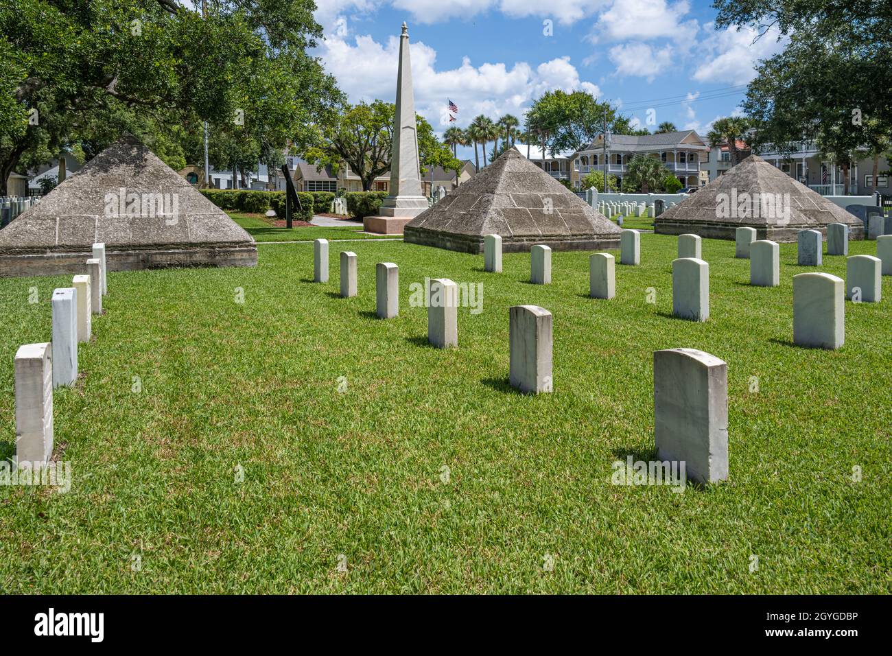 Dade Pyramids, das vermutlich das älteste Denkmal auf einem Nationalfriedhof am St. Augustine National Cemetery in St. Augustine, Florida, ist. (USA) Stockfoto
