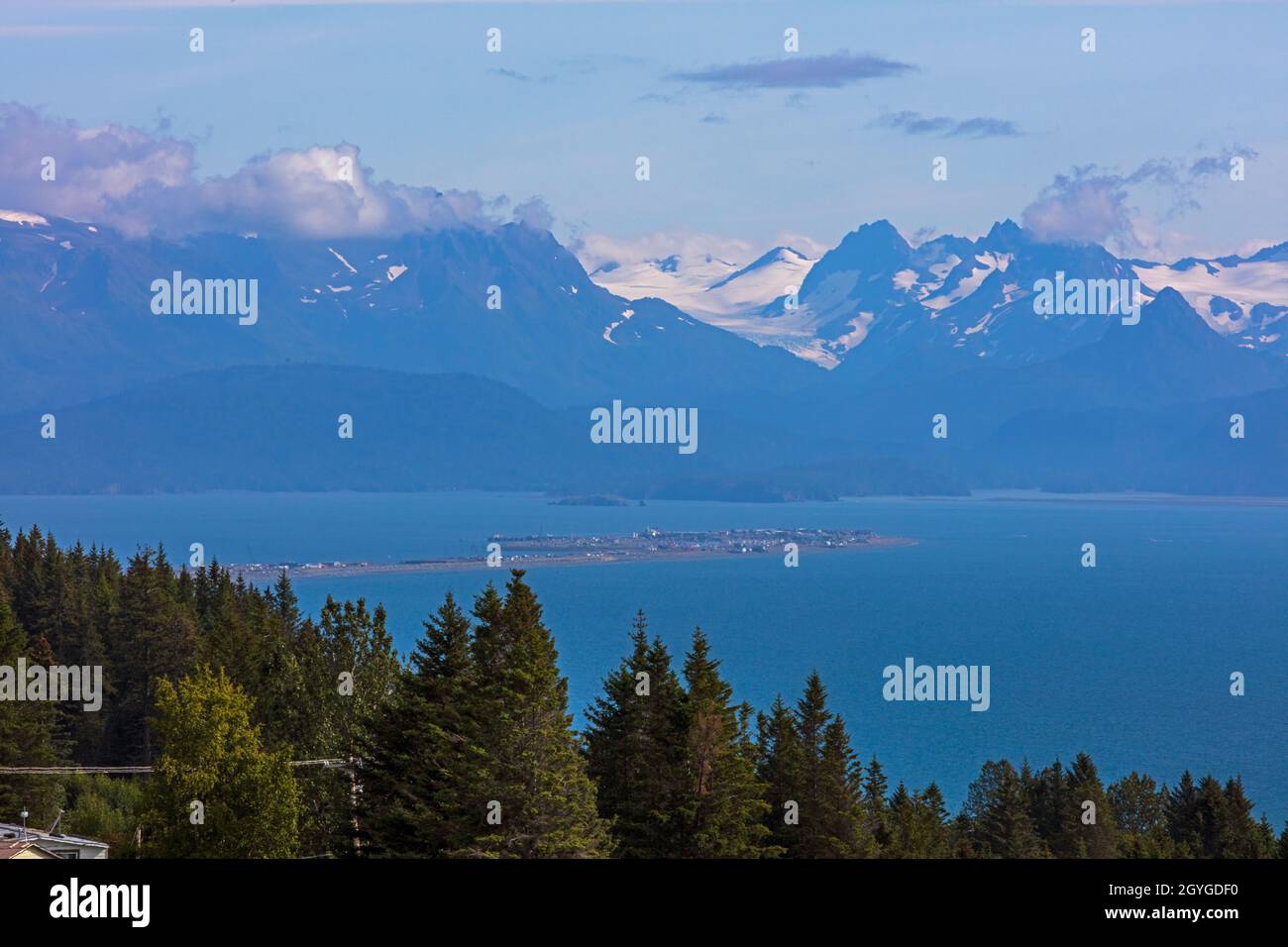 KACHEMAK BAY und Blick auf die Chugach-Bergkette des Kachemak Bay State Park - HOMER, ALASKA Stockfoto