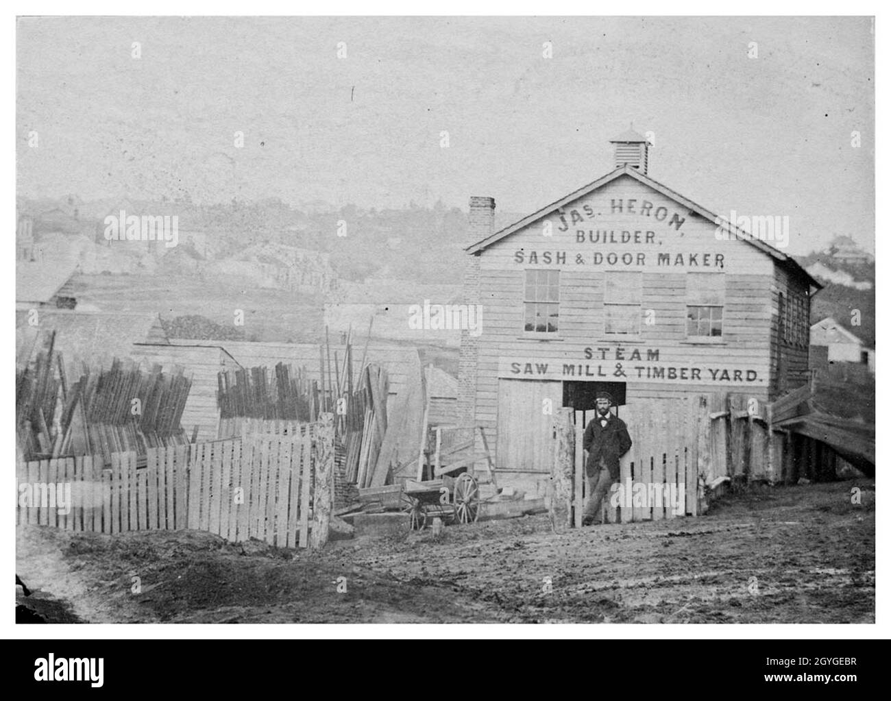 Geschäftsort von James Heron, Builder, Schärpe & Door Maker, Dampfsägewerk & Timber Yard in Auckland. Neuseeland, um 1861 Stockfoto