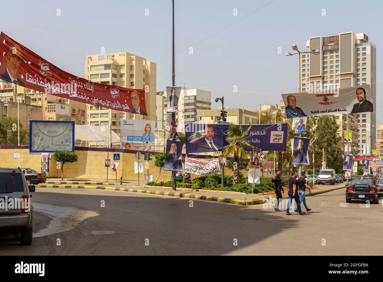 LIBANON, BEIRUT, PLAKATE UND BANNER MIT PORTRÄTS VON KANDIDATEN DES BEZIRKS BEIRUT FÜR DIE LIBANESISCHEN PARLAMENTSWAHLEN 2018 IN DEN STRASSEN DER GAP Stockfoto