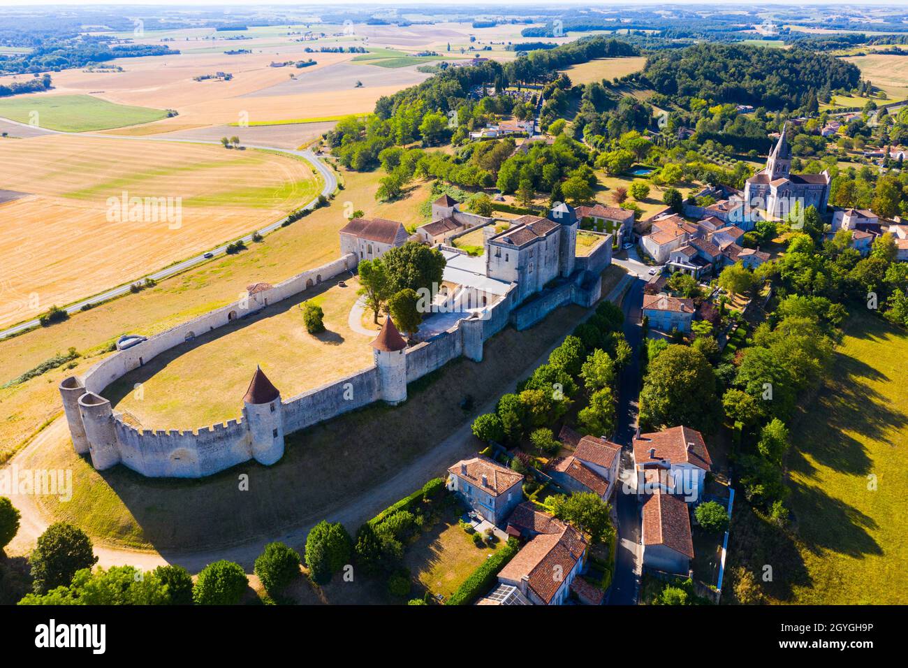 Luftaufnahme von Villebois-Lavalette mit Blick auf Schloss und Kirche, Frankreich Stockfoto