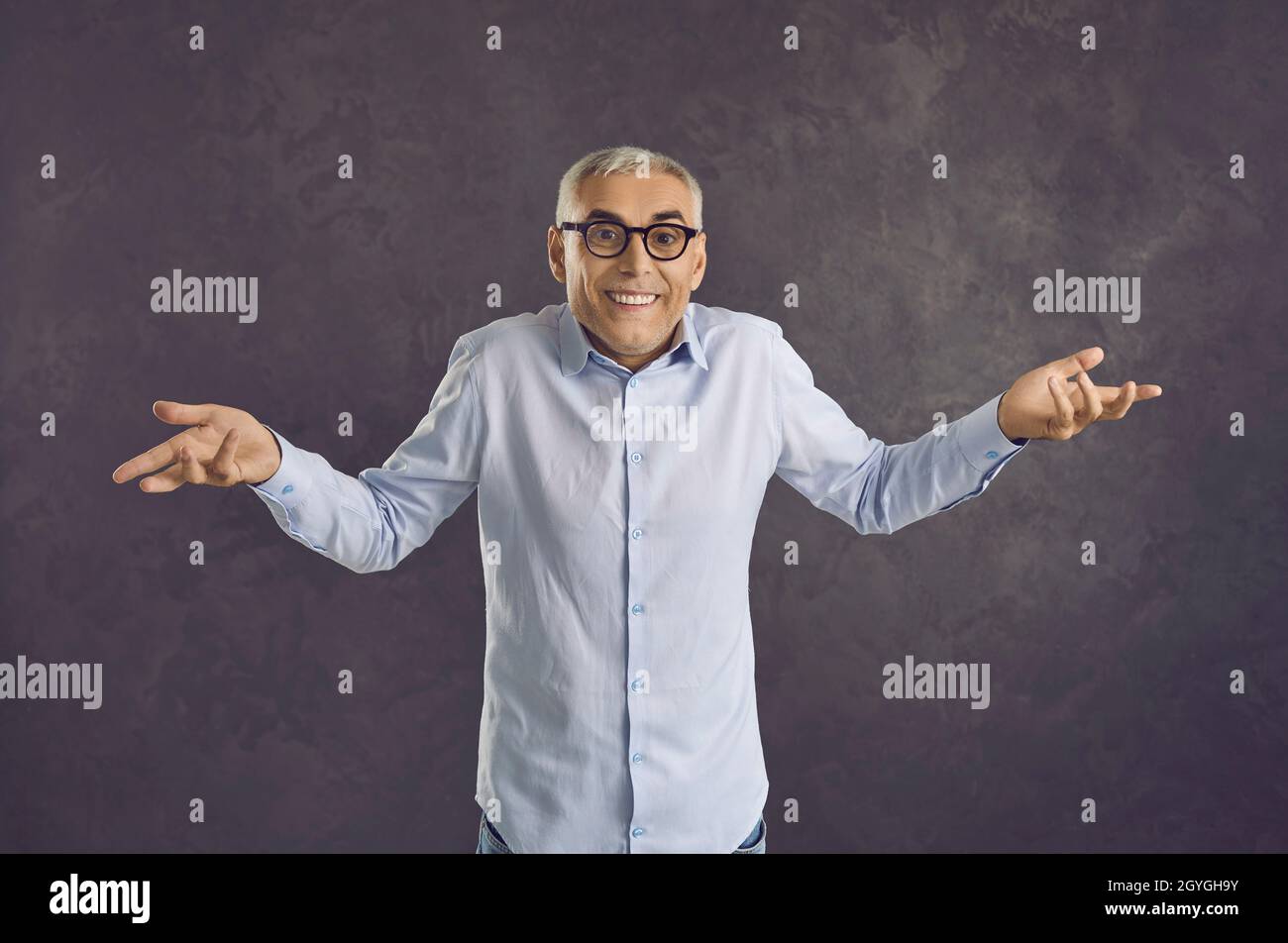 Der ältere Mann zuckt mit den Schultern, um zu zeigen, dass er sich nicht daran erinnert oder nichts weiß Stockfoto