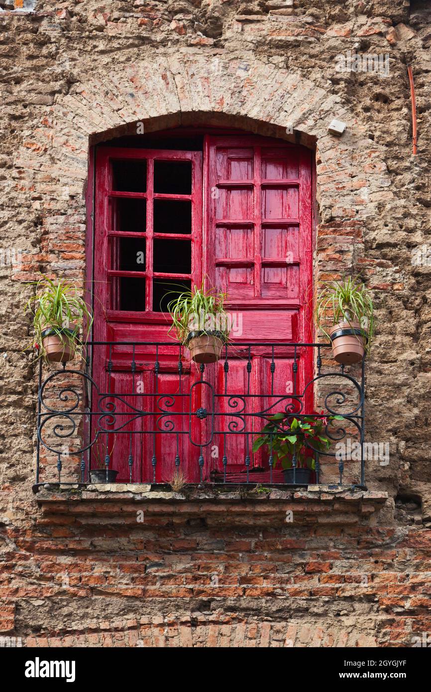 Balkontüren sind in TLAQUEPAQUE - GUADALAJARA, MEXIKO, leuchtend rot gestrichen Stockfoto