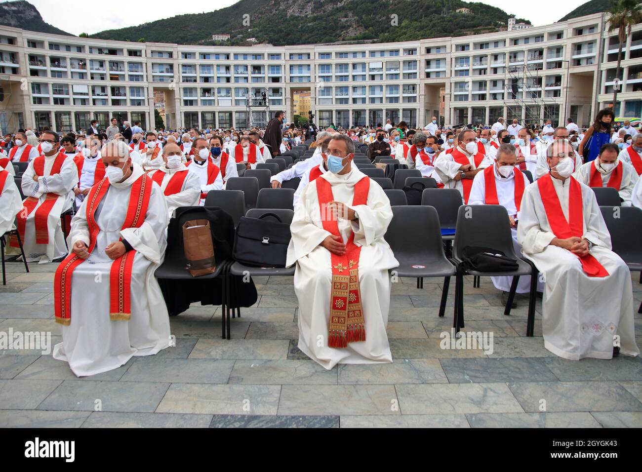 Priester sitzen auf Stühlen auf der Piazza Libertà, vor der Feier der Heiligen Messe für die Feierlichkeiten des Schutzheiligen Matthäus. Stockfoto