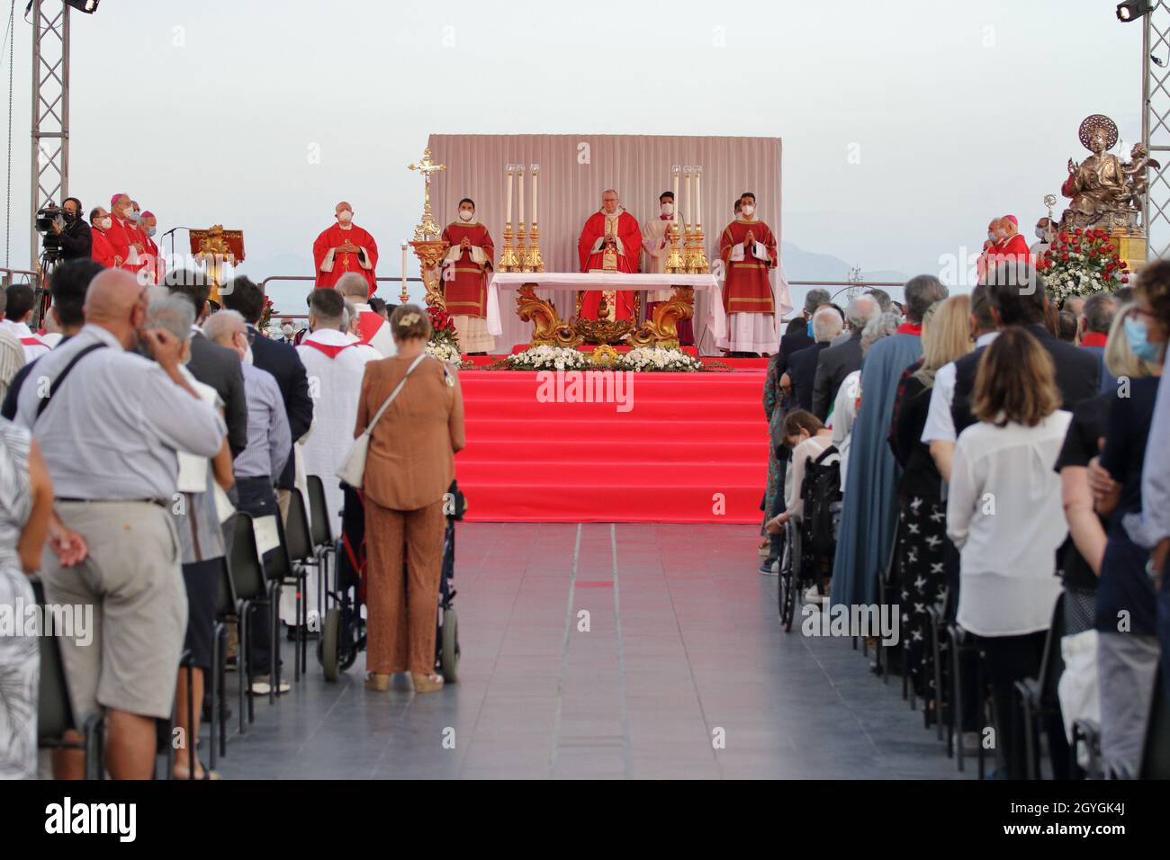 Der Vatikanische Staatssekretär, Kardinal Pietro Parolin, feiert die heilige Messe zu den Feierlichkeiten des Schutzpatrons St. Matthäus . Treues Stehen Stockfoto