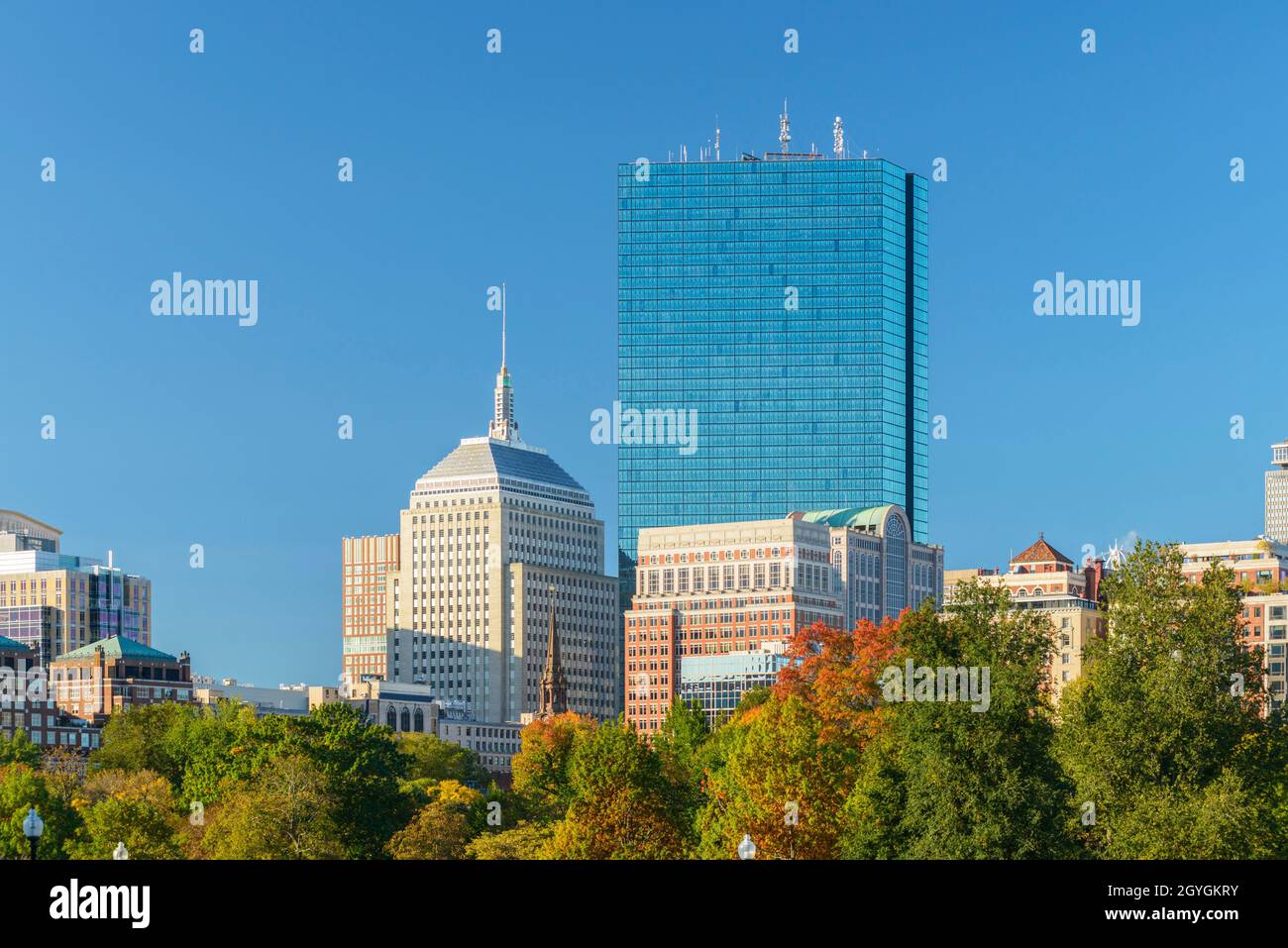USA, MASSACHUSETTS, BOSTON, BOSTON GEMEINSAM IM HERBST UND 200 CLARENDON STREET TOWER UND BERKELEY BUILDING Stockfoto