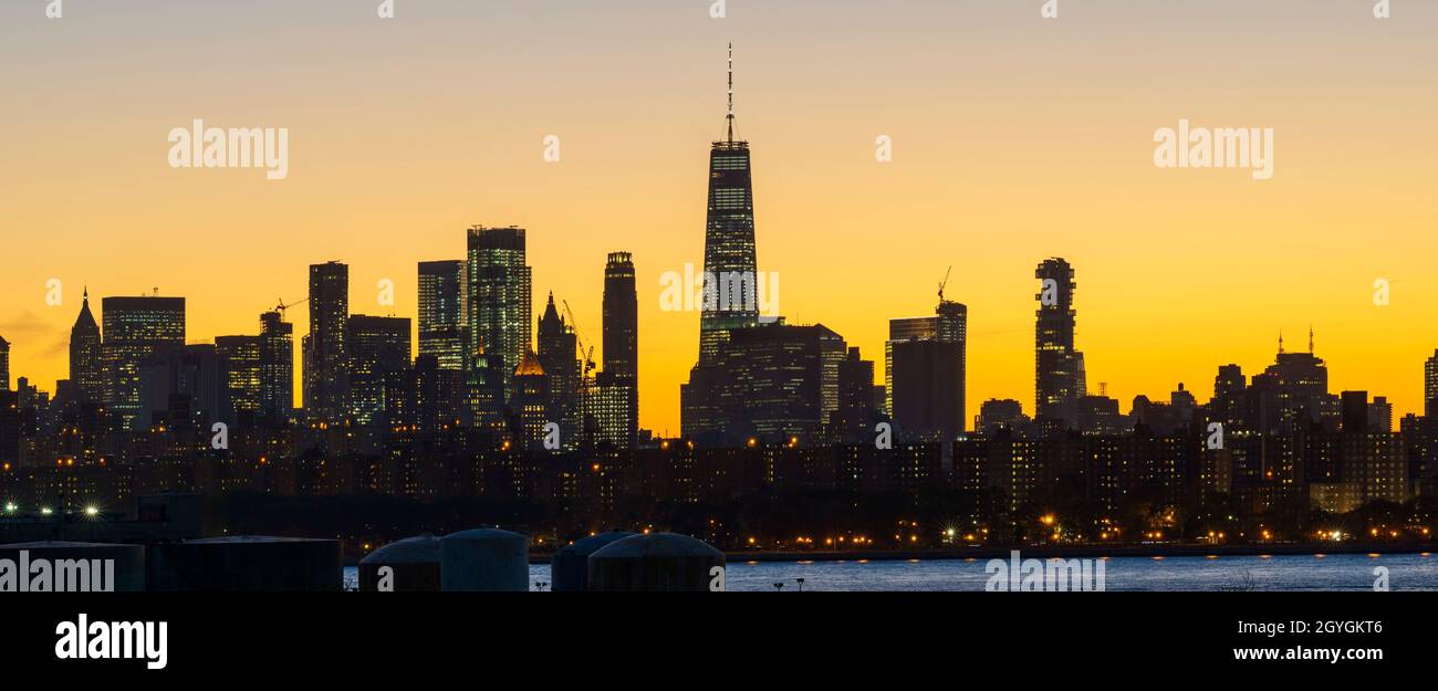 SKYLINE DER VEREINIGTEN STAATEN, NEW YORK, BROOKLYN, MANHATTAN BEI NACHT VON GREENPOINT Stockfoto