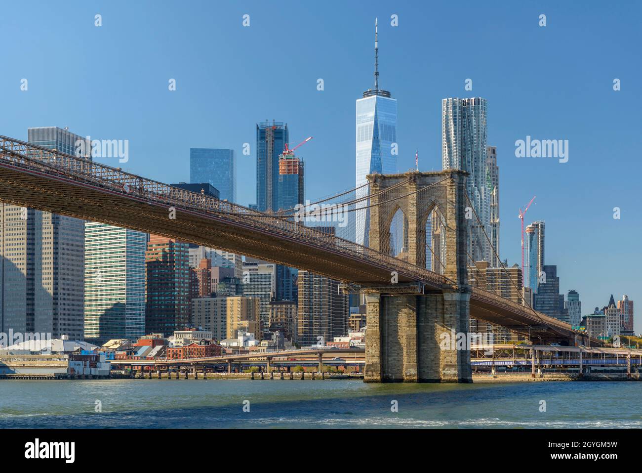 USA, NEW YORK, BROOKLYN, BROOKLYN BRIDGE UND FINANZVIERTEL VOM EAST RIVER Stockfoto