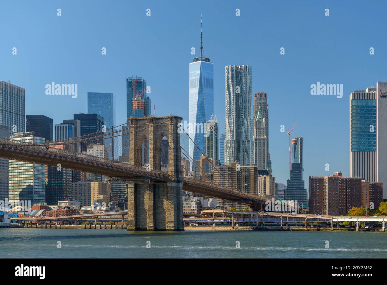 USA, NEW YORK, BROOKLYN, BROOKLYN BRIDGE UND FINANZVIERTEL VOM EAST RIVER Stockfoto