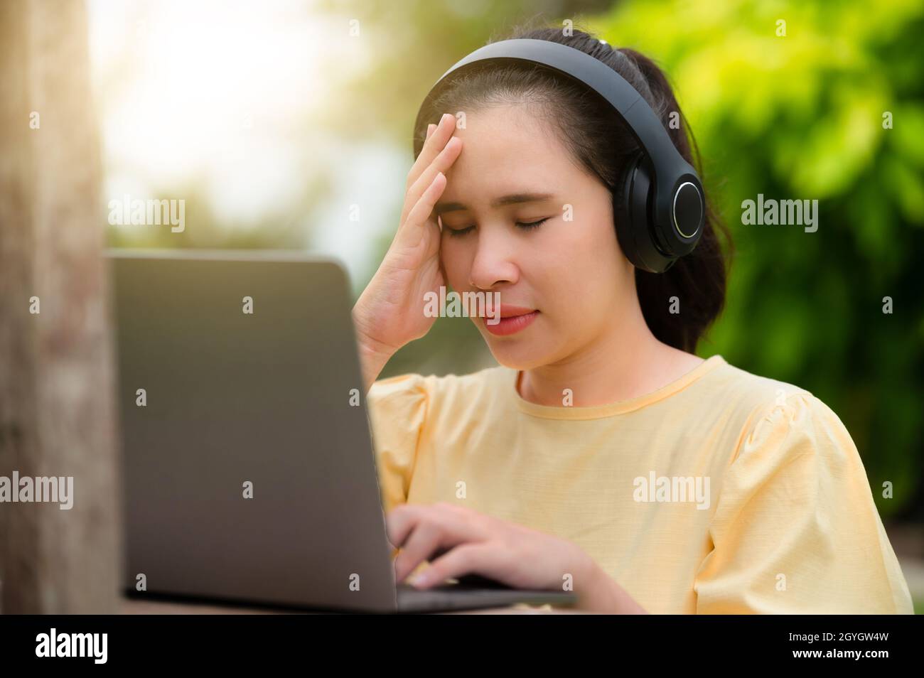 Werdende Mütter sind bei der Arbeit gestresst, Schwangere arbeiten gestresst Stockfoto