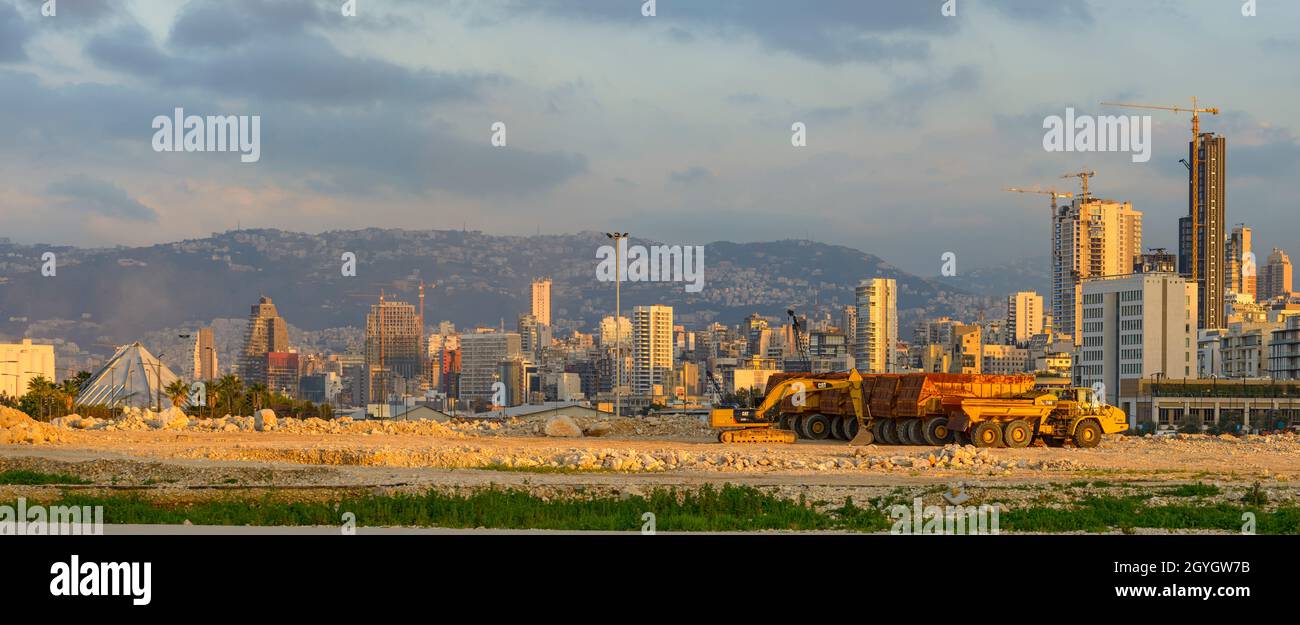 LIBANON, BEIRUT, MARFAA, GEBÄUDE UND WOLKENKRATZER VON OST-BEIRUT VOM NEUEN HAFENGEBIET AUS GESEHEN Stockfoto