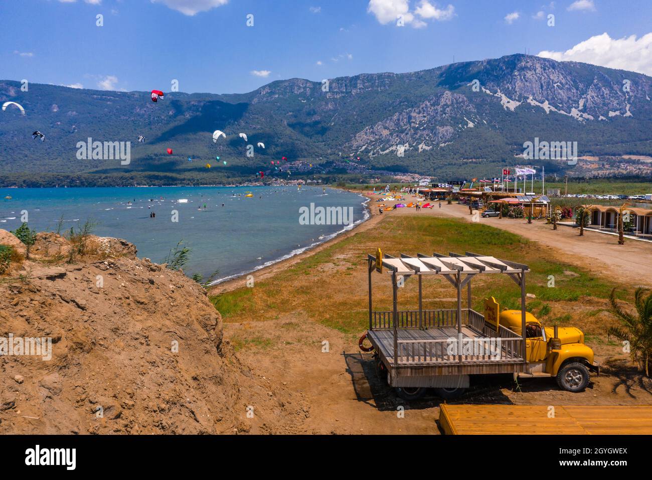 Akyaka Mugla Province, Ula Türkei Kitesurfing Ziel Luftaufnahme über die Kitesurfing Schulen, Strand, Meer und Fluss. Kiteboarding Drohne Stockfoto