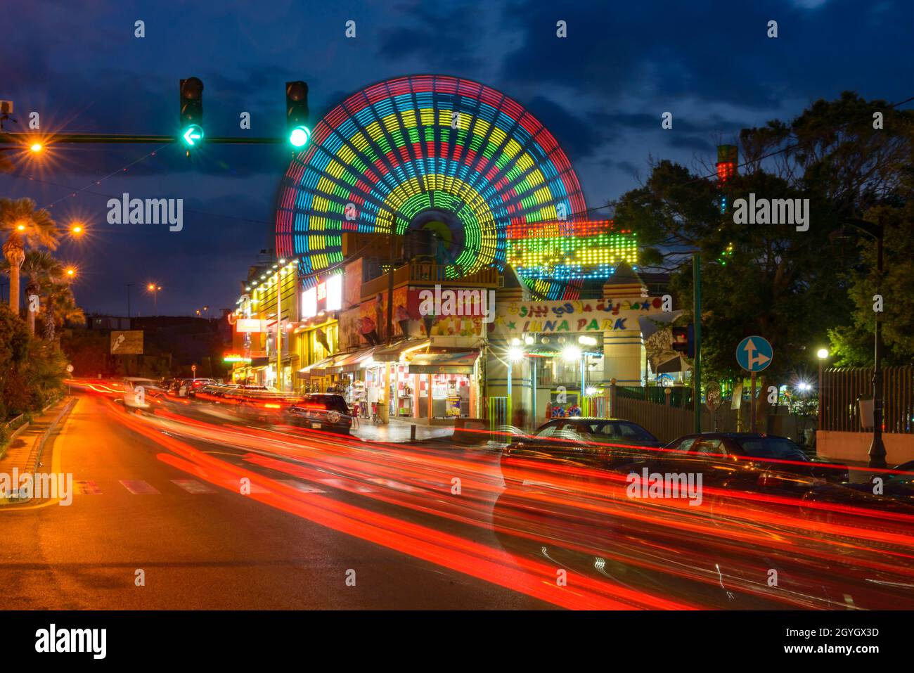 LIBANON, BEIRUT, RAS BEYROUTH, MANARA, GENERAL DE GAULLE STREET, LUNA PARK BIG WHEEL UND BEIRUT CORNICHE ROAD IN NIGHT Stockfoto