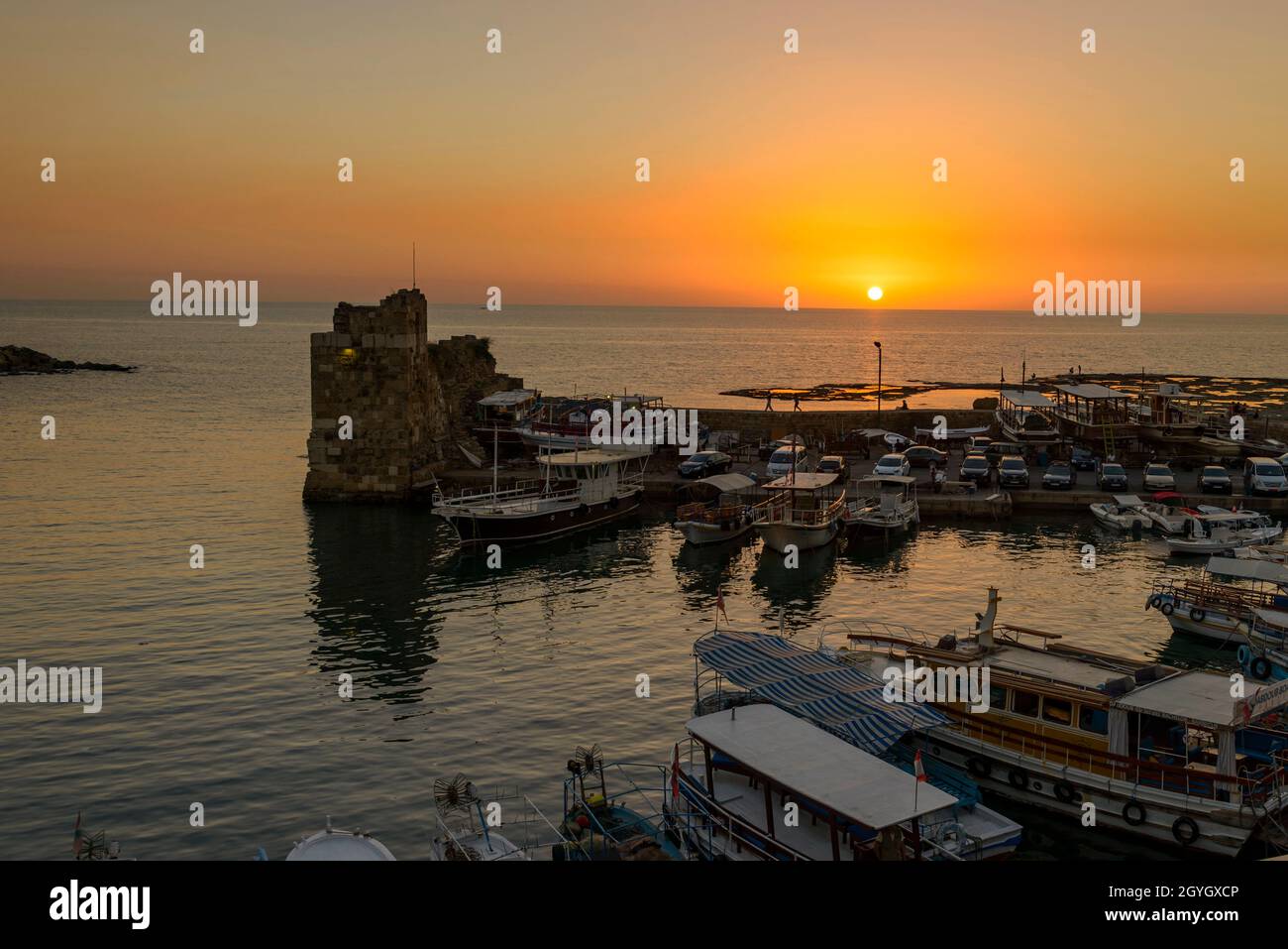 LIBANON, MOUNT LEBANON, JBEIL, BYBLOS FISCHERHAFEN BEI SONNENUNTERGANG Stockfoto