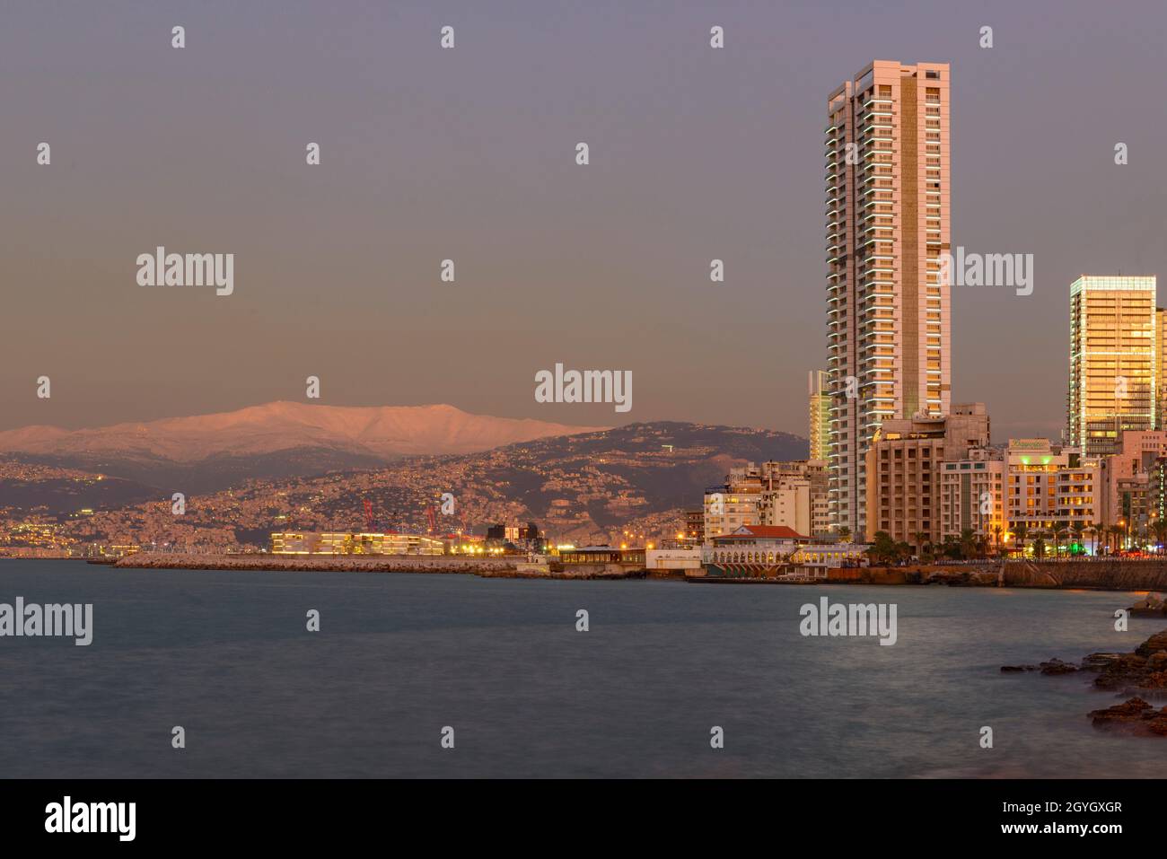 LIBANON, BEIRUT, DAR MREISSE, BEIRUT CORNICHE IN DER ABENDDÄMMERUNG Stockfoto