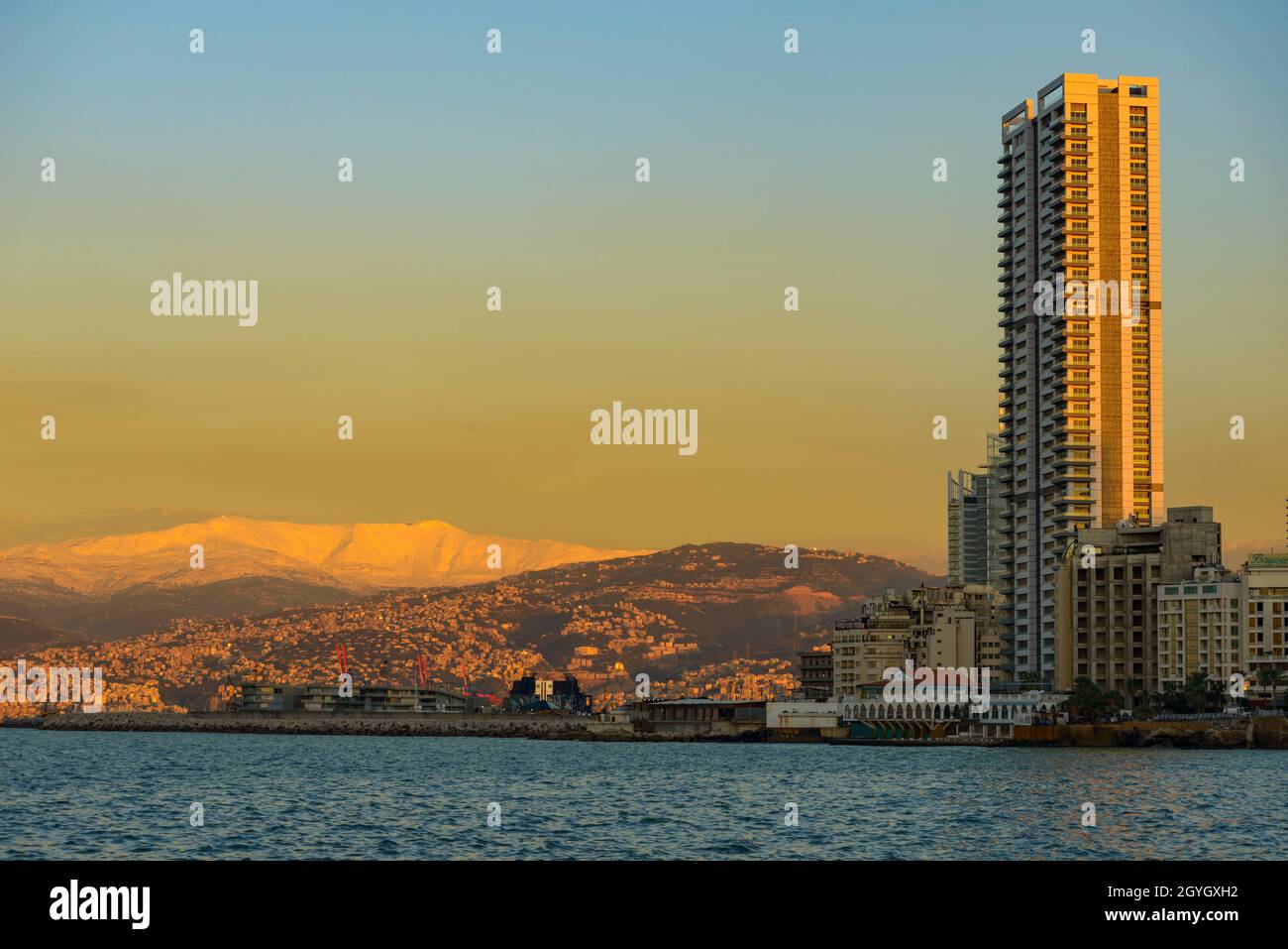 LIBANON, BEIRUT, BAU DER BEIRUT CORNICHE UND BLICK AUF DEN BERG LIBANON UND DEN BERG SANNINE IM WINTER UNTER DEM SCHNEE Stockfoto