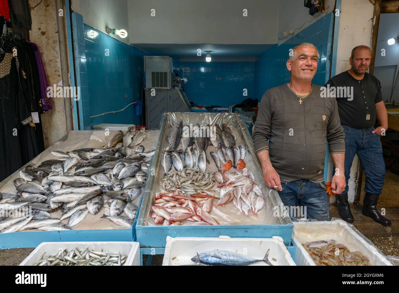 LIBANON, SÜDLIBANON, REIFEN (SAUER), FISCH VERKÄUFER IM REIFEN-SOUK Stockfoto