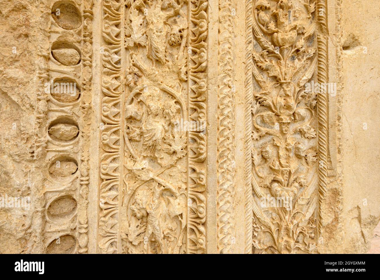 LIBANON, BAALBEK-HERMEL, ALTE STADT BAALBEK ANTIKE HELIOPOLIS DER RÖMER WELTKULTURERBE DER UNESCO, TEMPEL DES BACCHUS EINGANG DETAIL Stockfoto