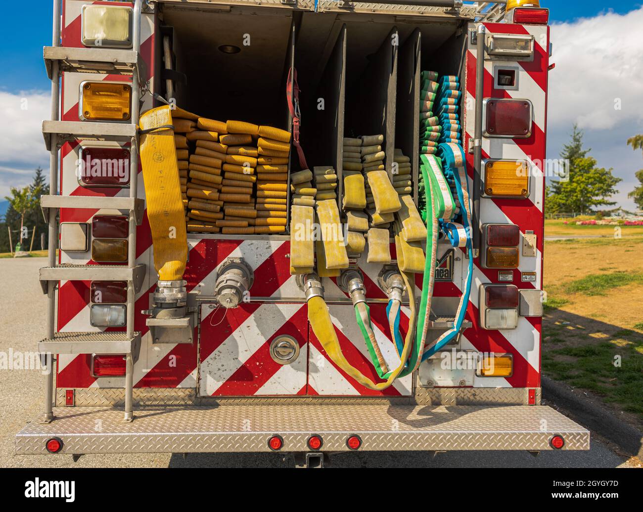 Moderne Feuerwache. Rückansicht des Feuerwehrwagens, Schläuche und Ausrüstung, roter Feuerwehrmotor. Burnaby, BC, Kanada-September 8,2021. Street Photo, nobody, conc Stockfoto