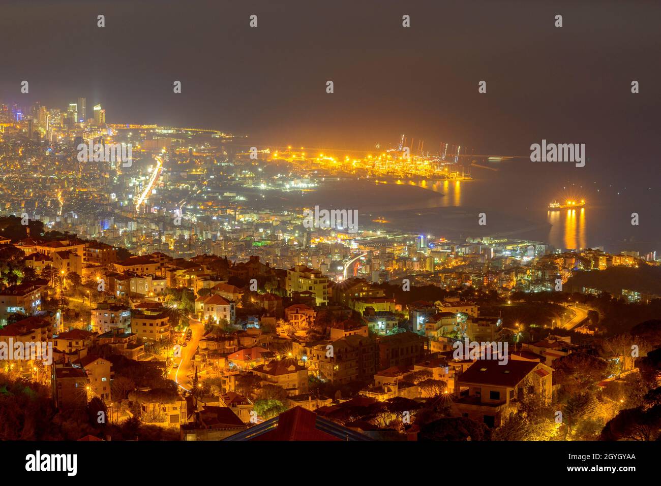 LIBANON, MOUNT LEBANON, BEIRUT BEI NACHT BLICK VON BROUMMANA Stockfoto