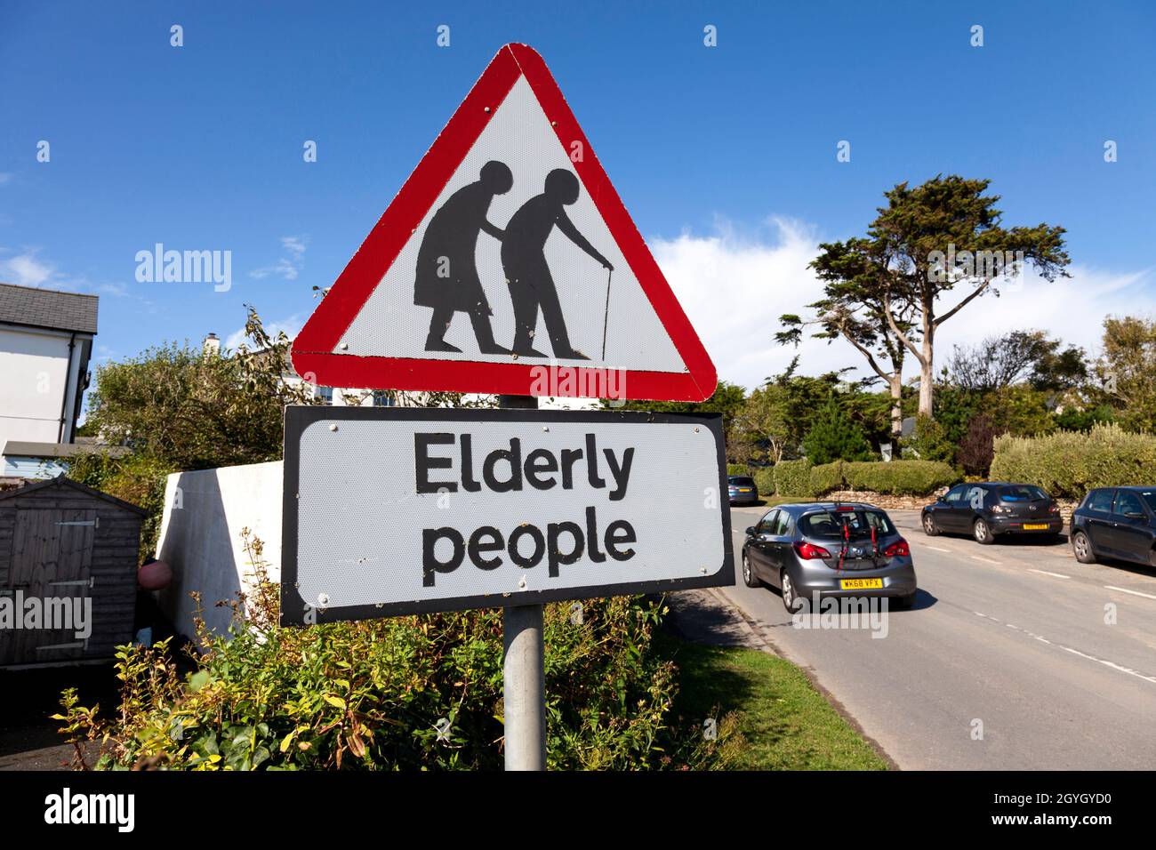 Ein Warnschild für ältere Menschen am Straßenrand in Großbritannien Stockfoto
