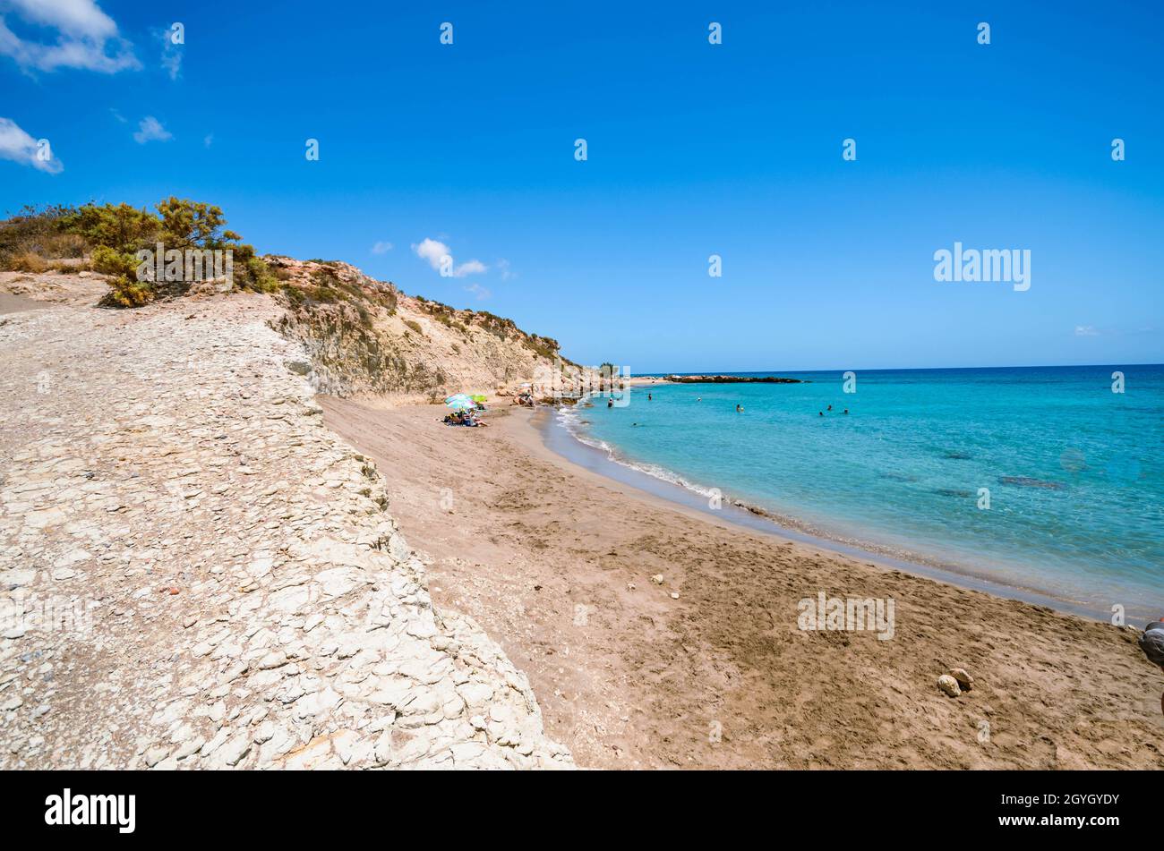 Der wunderschöne kretische Strand mit klarem und türkisfarbenem Wasser und dem weißen Lehm, der den Strand zu einem natürlichen Spa macht. Stockfoto