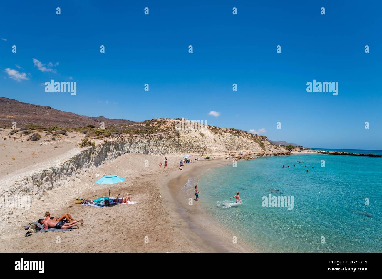 Der wunderschöne kretische Strand mit klarem und türkisfarbenem Wasser und dem weißen Lehm, der den Strand zu einem natürlichen Spa macht. Stockfoto