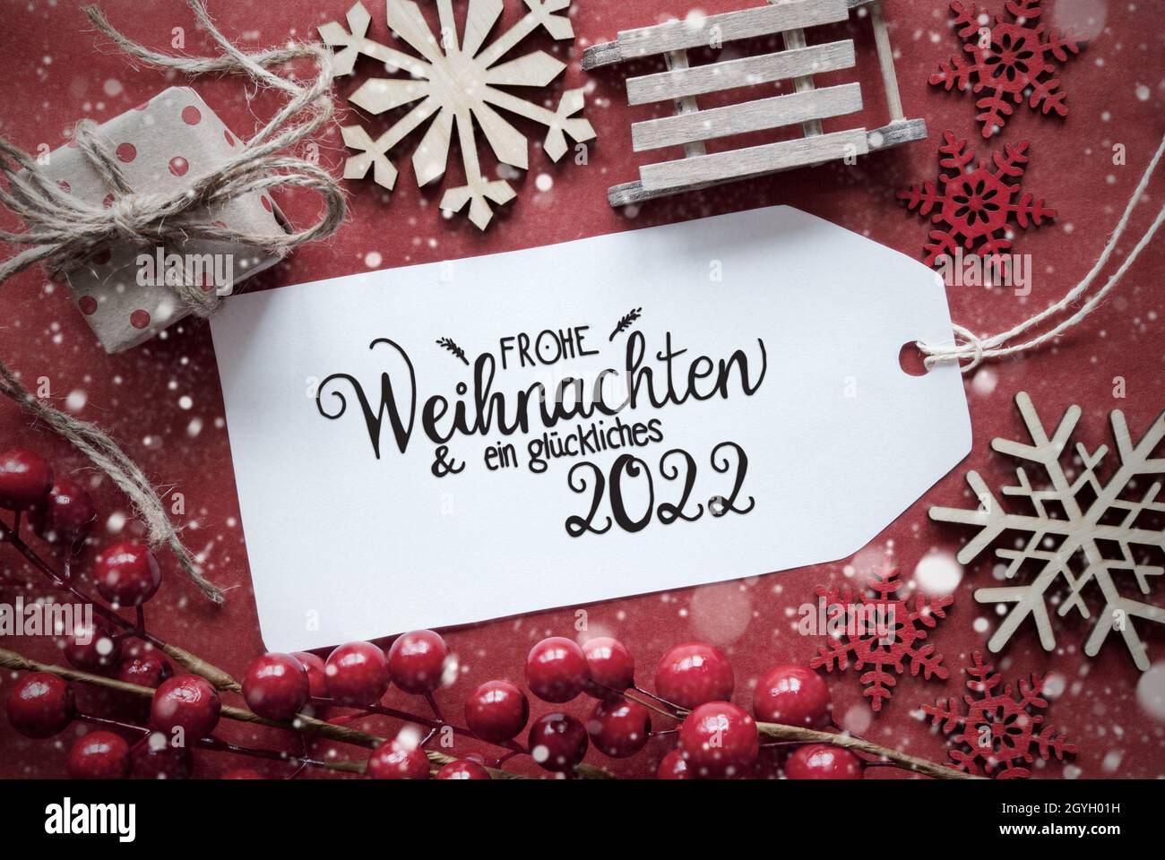Ein Label mit deutscher Kalligraphie Frohe Weihnachten und ein glückliches 2022 bedeutet Frohe Weihnachten und Ein glückliches 2022. Red Christmas Deocration Wie Sl Stockfoto