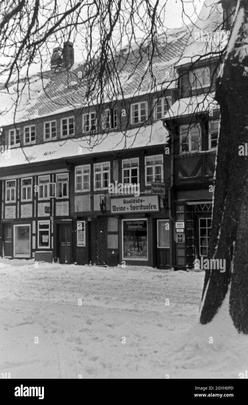 Blick in ein Spirituosengeschäft zugeschneiten in der Innenstadt von Goslar am Harz, Deutschland 1930er Jahre. Der Liquor Shop in der Stadt Goslar, Deutschland 1930er Jahren geschneit. Stockfoto