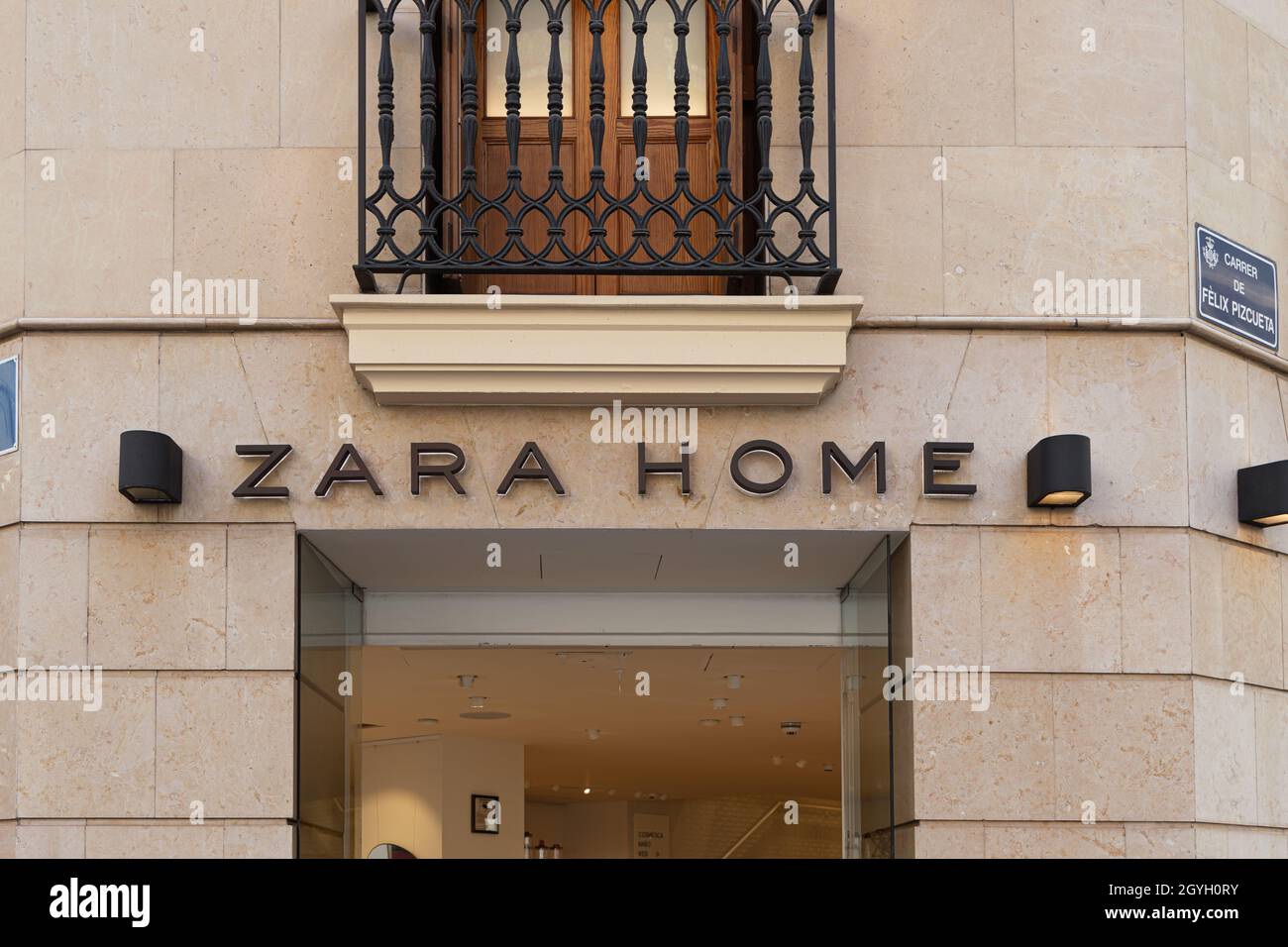 VALENCIA, SPANIEN - 07. OKTOBER 2021: Zara Home ist ein Unternehmen der Inditex-Gruppe, das sich auf Mode und Heimtextilien spezialisiert hat Stockfoto