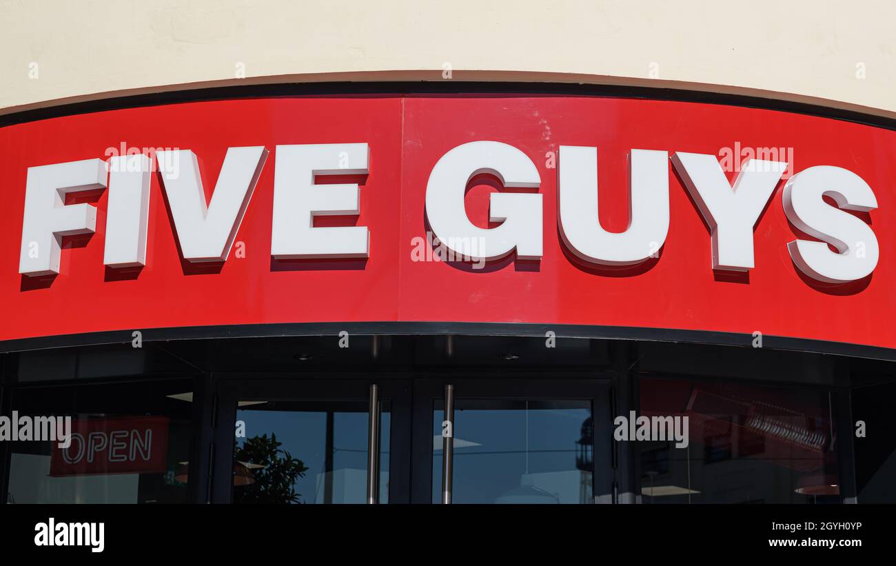 VALENCIA, SPANIEN - 07. OKTOBER 2021: Five Guys ist eine amerikanische Fast-Casual-Restaurantkette Stockfoto