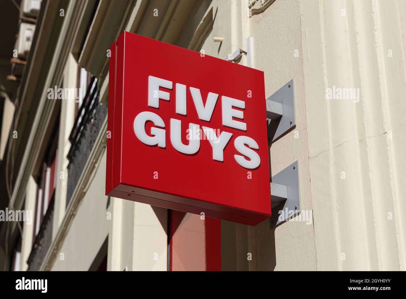 VALENCIA, SPANIEN - 07. OKTOBER 2021: Five Guys ist eine amerikanische Fast-Casual-Restaurantkette Stockfoto