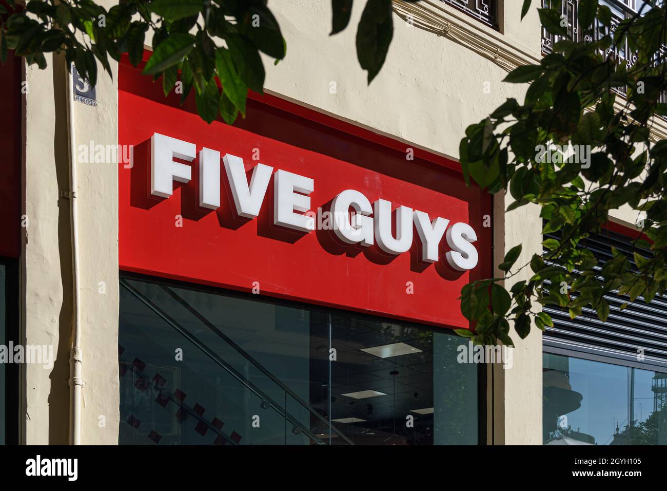 VALENCIA, SPANIEN - 07. OKTOBER 2021: Five Guys ist eine amerikanische Fast-Casual-Restaurantkette Stockfoto