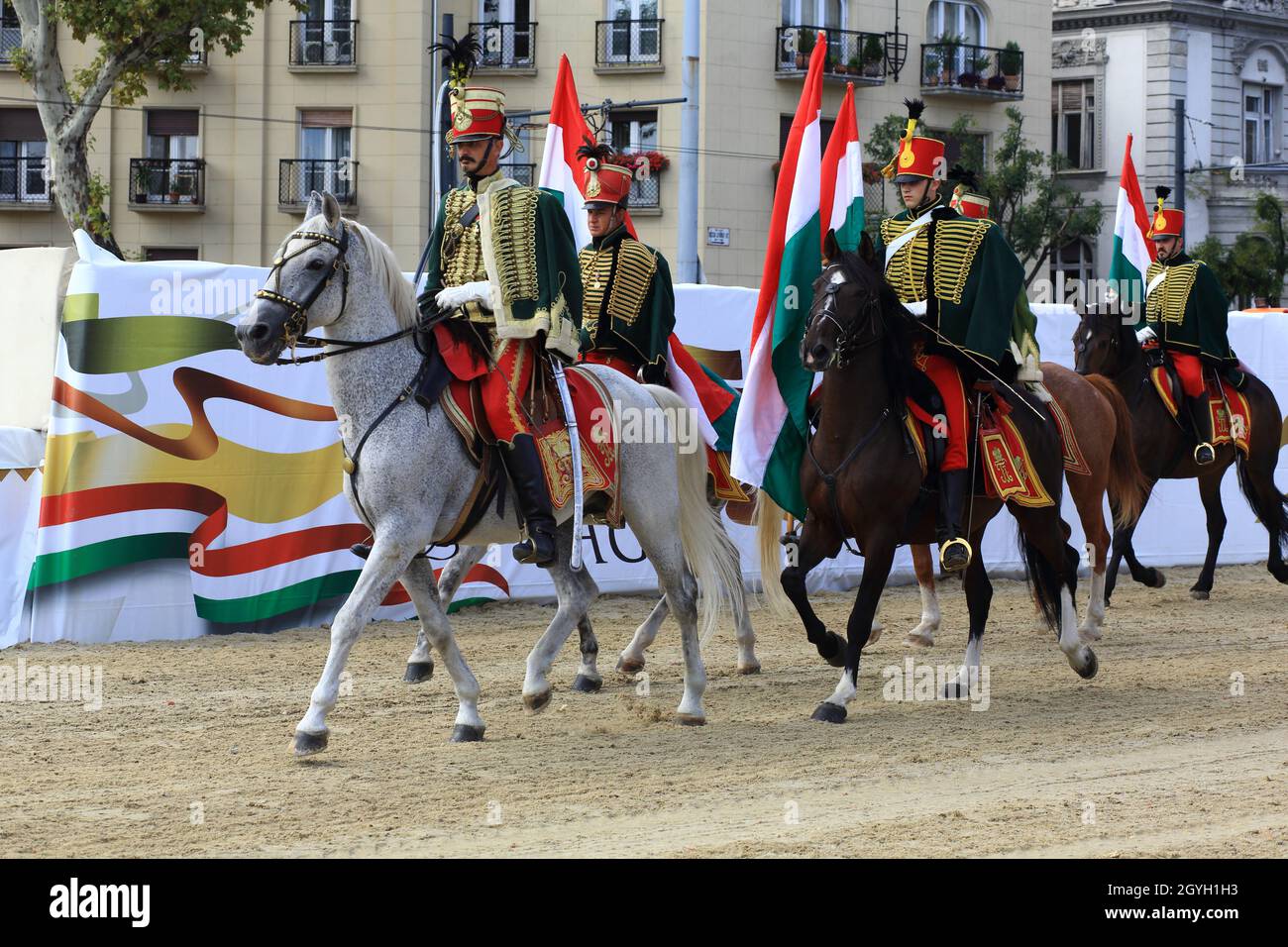 Ungarische Reiter in hellen Uniformen treten im Zentrum von Budapest auf Stockfoto
