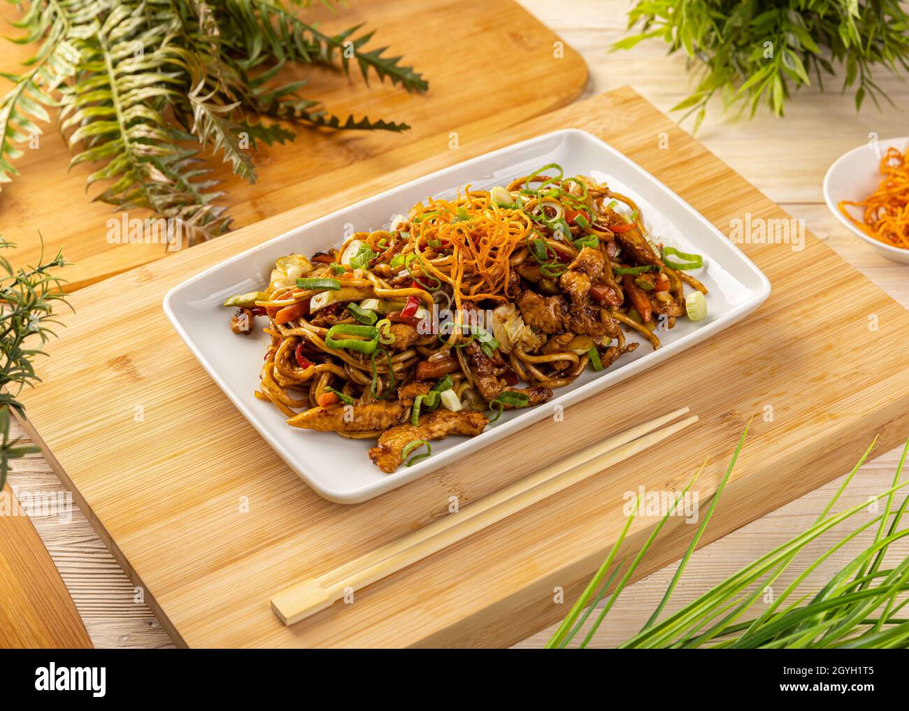 Typisch chinesisches Gericht, frisches Hähnchenrührfleisch gebraten mit Nudeln Stockfoto