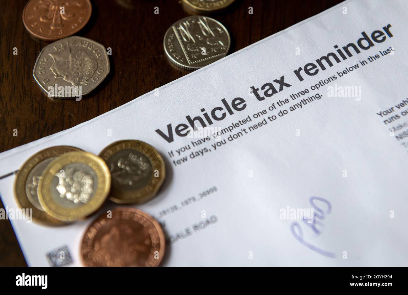 Eine Erinnerung an Autofahrer, ihre Fahrzeuge zu besteuern, die gemeinhin als Kfz-Steuer bezeichnet wird. Stockfoto