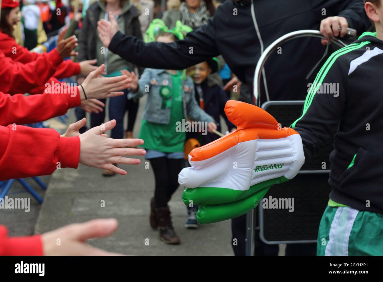 St. patrick's Day in Dublin und ein grünes Meer überführen die Stadt an Irlands Nationalfeiertag. Stockfoto