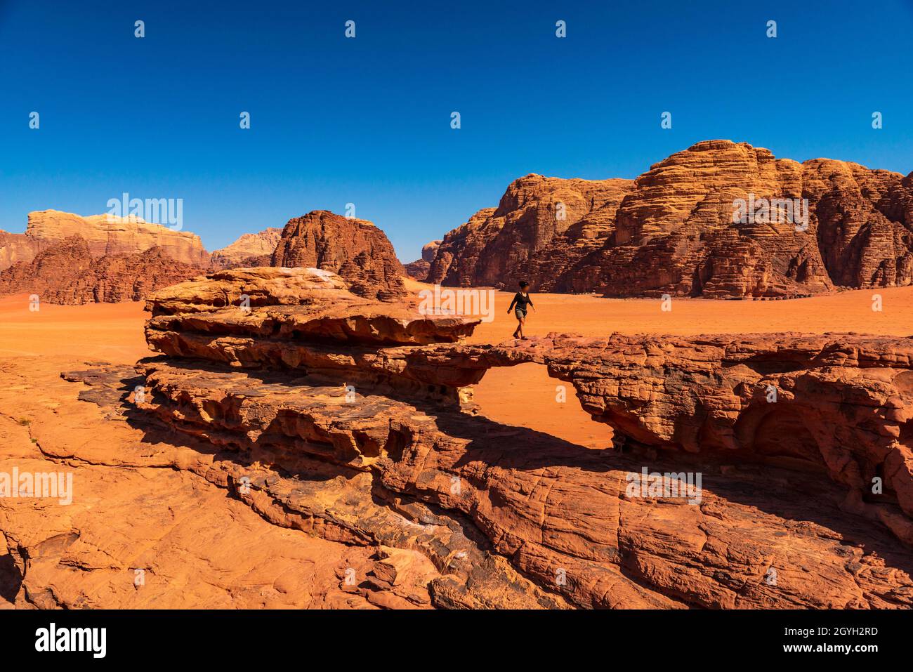 JORDANIEN, WADI-RUM-WÜSTE (UNESCO-WELTKULTURERBE). KLEINE BRÜCKE Stockfoto
