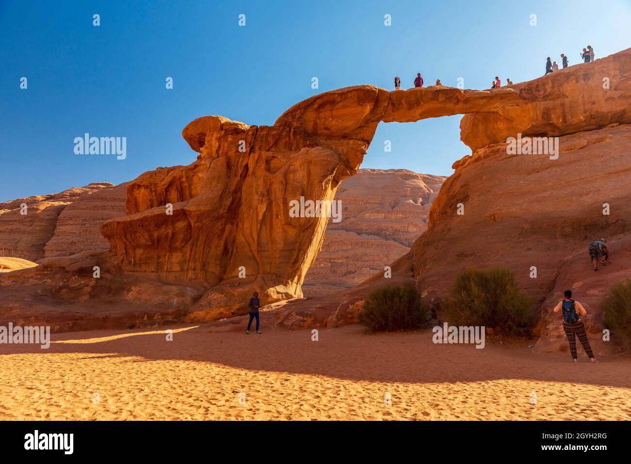 JORDANIEN, WADI-RUM-WÜSTE (UNESCO-WELTKULTURERBE). UM FROUTH FELSBRÜCKE Stockfoto
